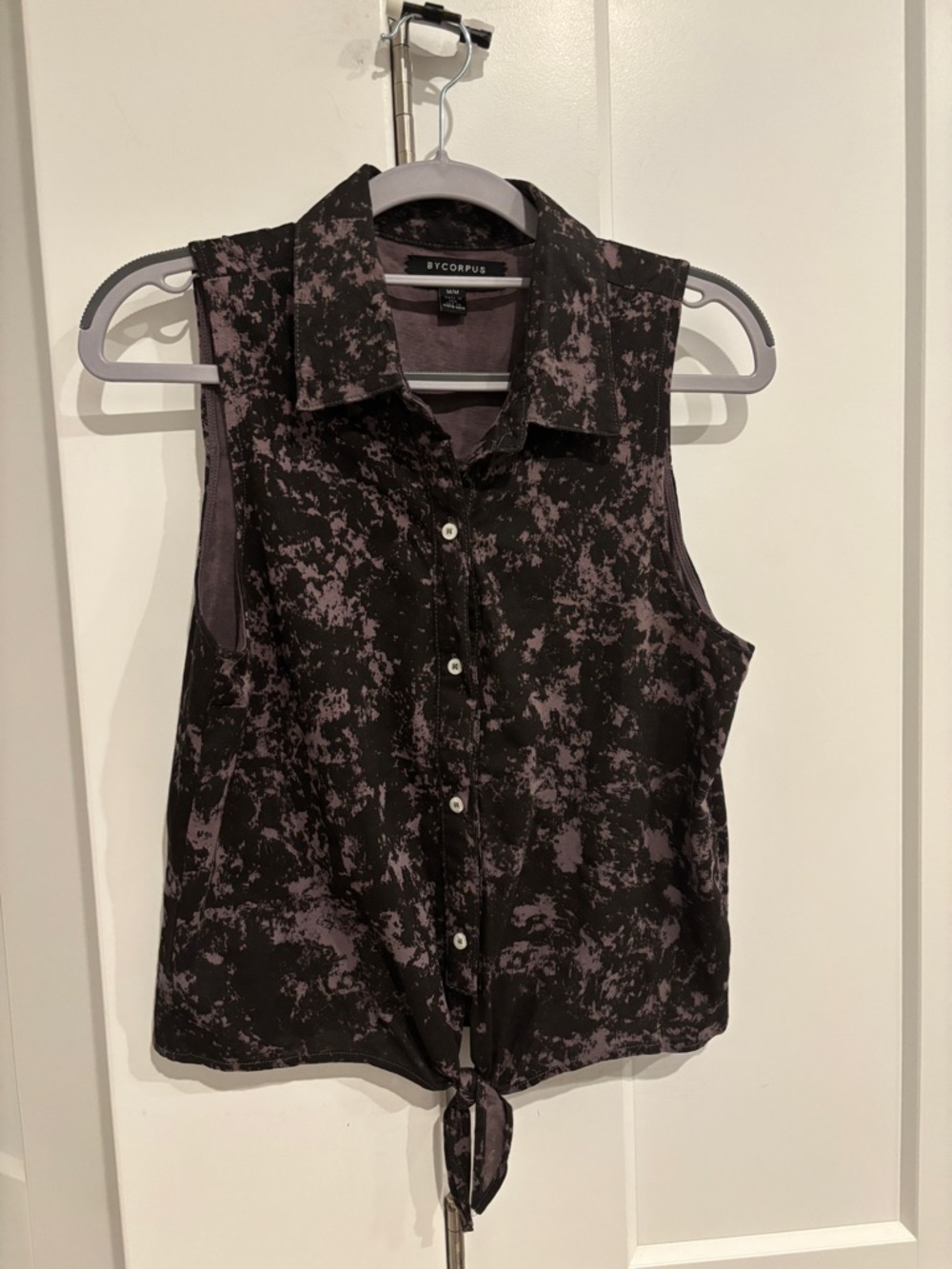 ByCorpus Sleeveless Button-Down Tie-Front Top. Size M
